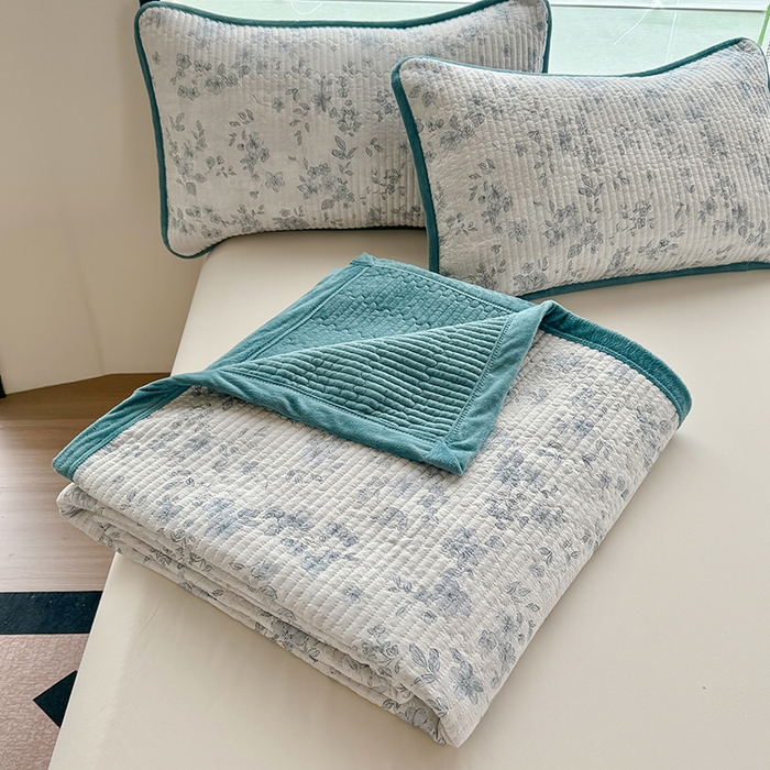 91家纺网 家纺一手货源 找家纺 卢赛尔 2025新款印花加厚原麻宝宝绒双拼保暖床盖款三件套 青千雪