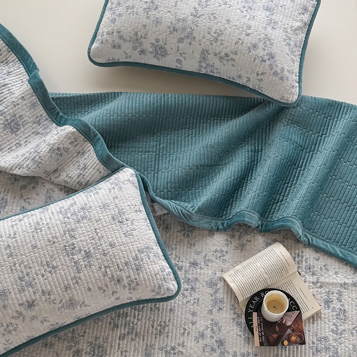 91家纺网 家纺一手货源 找家纺 卢赛尔 2025新款印花加厚原麻宝宝绒双拼保暖床盖款三件套 青千雪