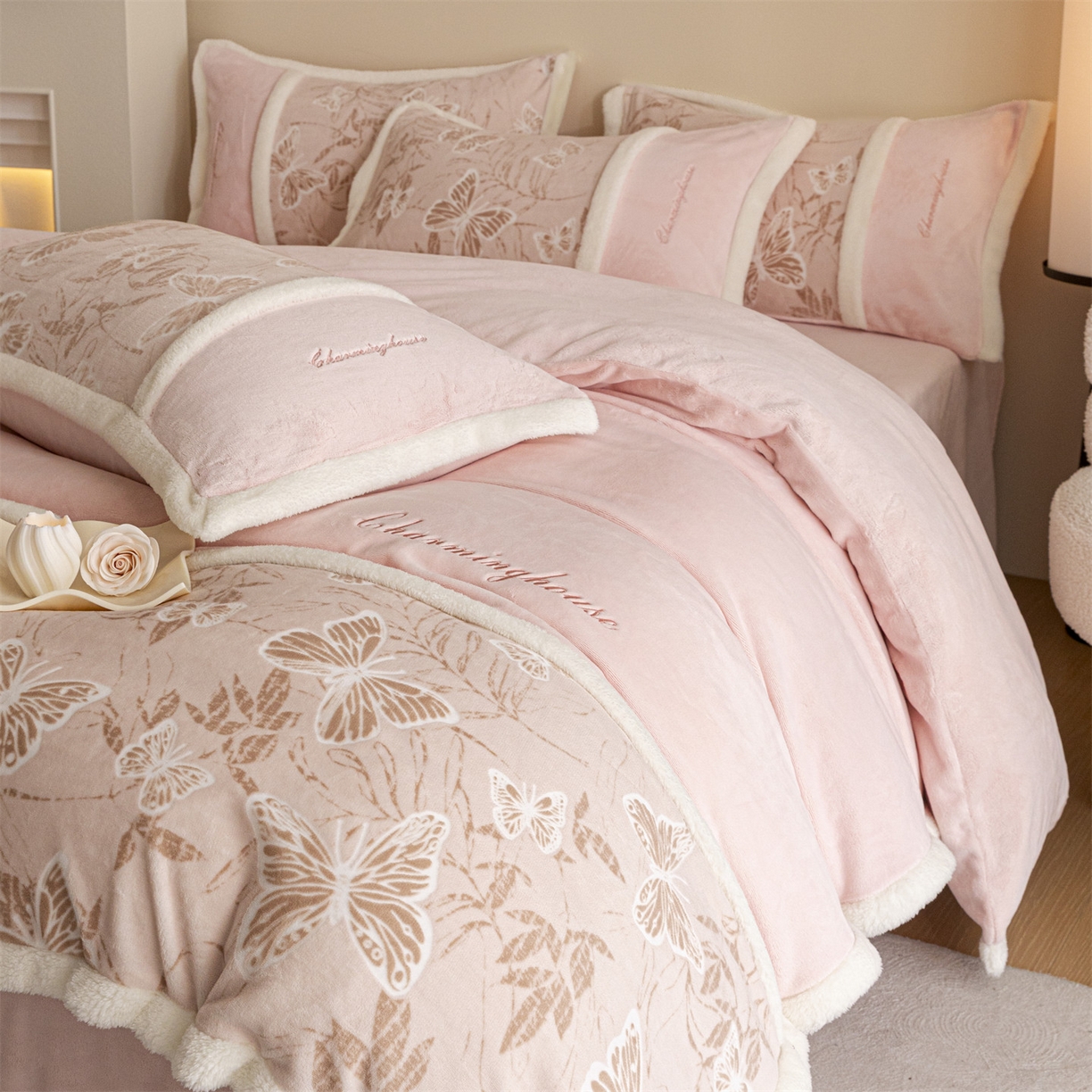 91家纺网 家纺一手货源 找家纺 遇见家居生活馆 2025新款高克重雕花绒拼接刺绣四件套系列-艾菲妮 蝴蝶-靓粉（浅）