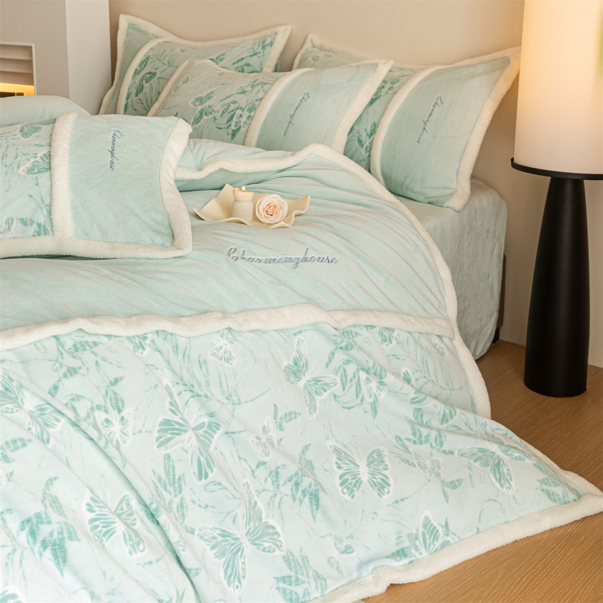 91家纺网 家纺一手货源 找家纺 遇见家居生活馆 2025新款高克重雕花绒拼接刺绣四件套系列-艾菲妮 蝴蝶-清澈蓝