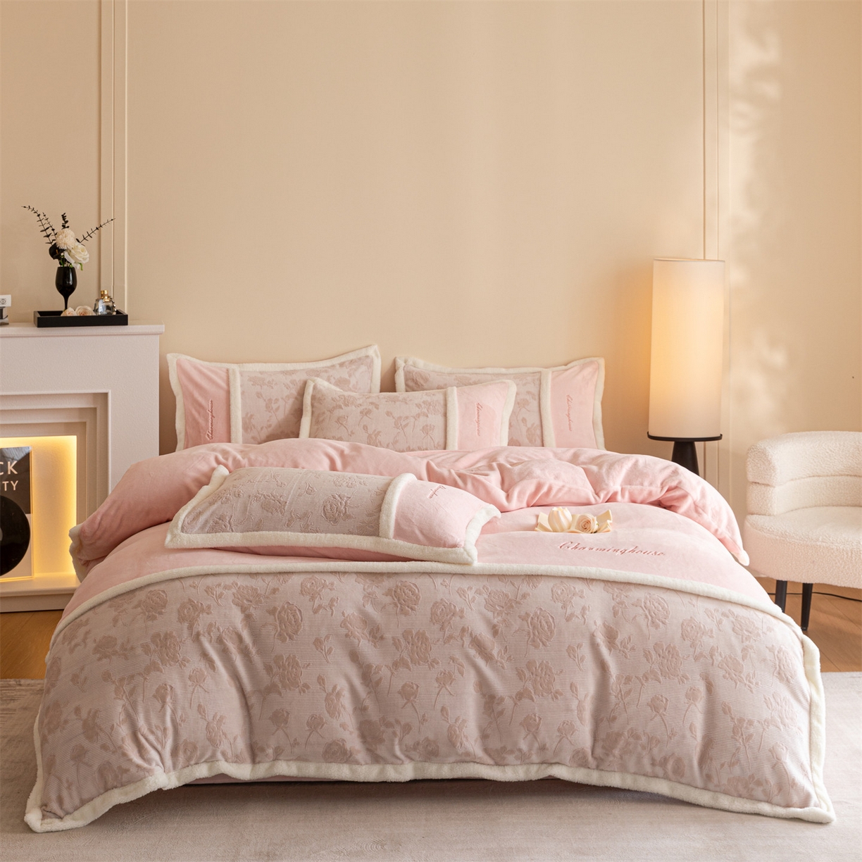 91家纺网 家纺一手货源 找家纺 遇见家居生活馆 2025新款高克重雕花绒拼接刺绣四件套系列-艾菲妮 玫瑰-靓粉（浅）