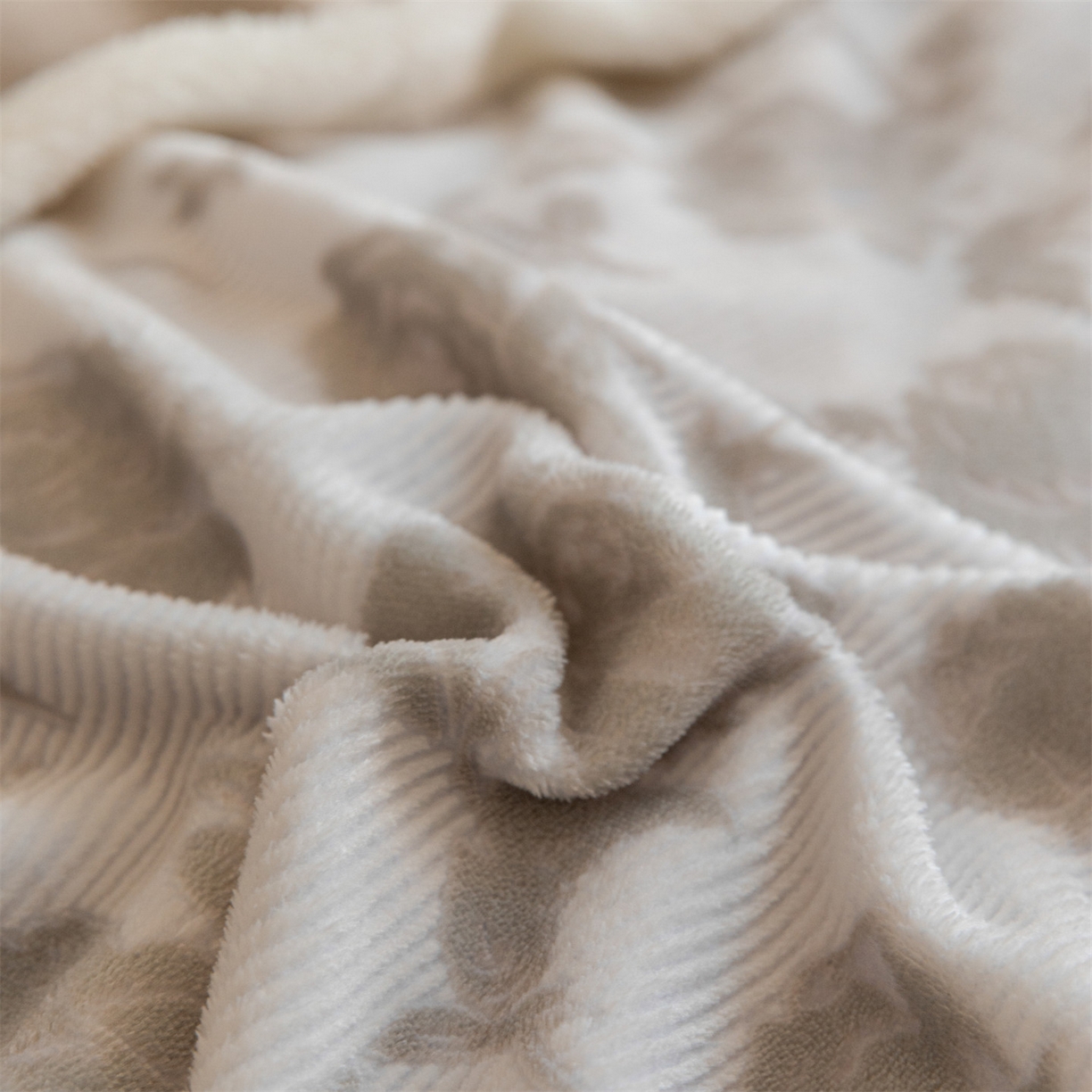 91家纺网 家纺一手货源 找家纺 遇见家居生活馆 2025新款高克重雕花绒拼接刺绣四件套系列-艾菲妮 玫瑰-香草灰