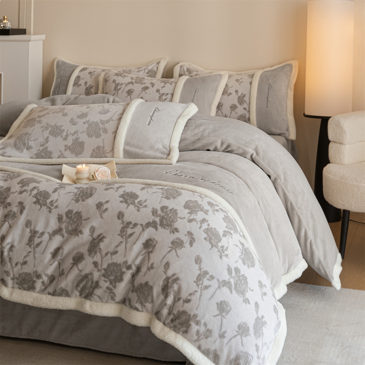 91家纺网 家纺一手货源 找家纺 遇见家居生活馆 2025新款高克重雕花绒拼接刺绣四件套系列-艾菲妮 玫瑰-香草灰