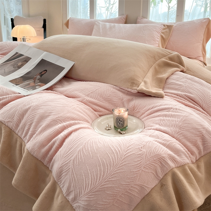 91家纺网 家纺一手货源 找家纺 （总）遇见家居生活馆 2025新款A类牛奶绒雕花四件套-羽飞舞