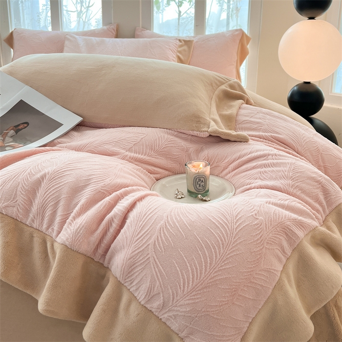 91家纺网 家纺一手货源 找家纺 （总）遇见家居生活馆 2025新款A类牛奶绒雕花四件套-羽飞舞