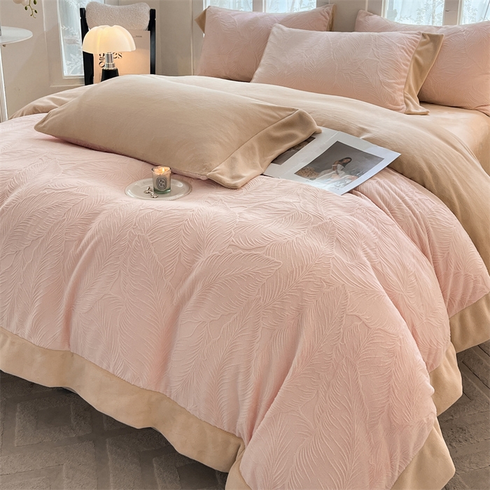 91家纺网 家纺一手货源 找家纺 （总）遇见家居生活馆 2025新款A类牛奶绒雕花四件套-羽飞舞