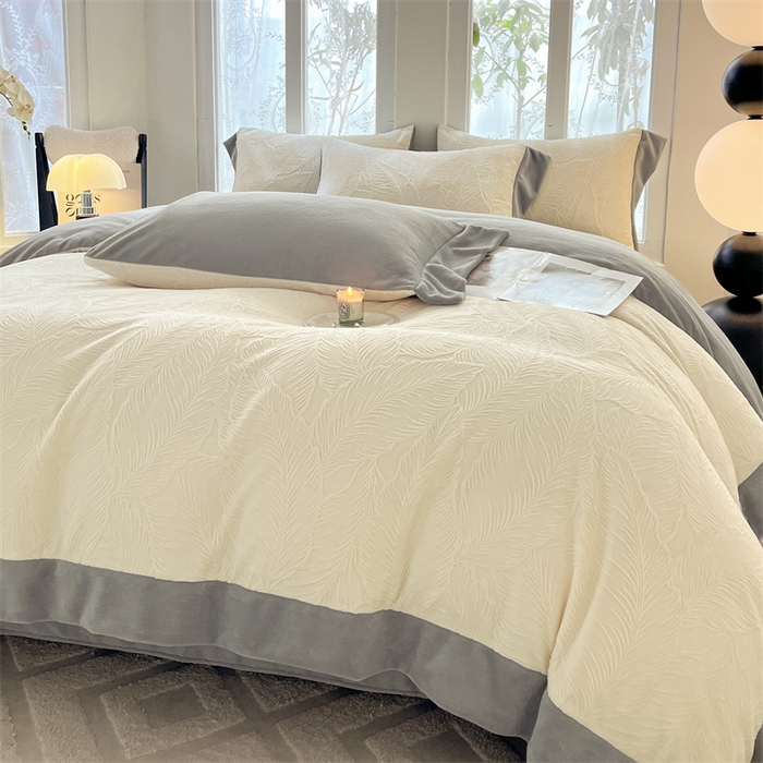 91家纺网 家纺一手货源 找家纺 遇见家居生活馆 2025新款A类牛奶绒雕花四件套-羽飞舞 奶芋色+经典灰