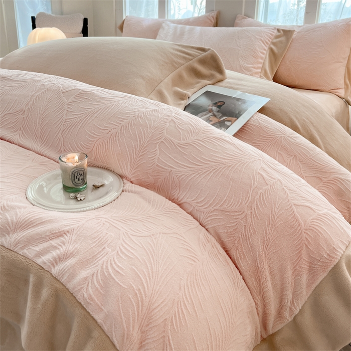 91家纺网 家纺一手货源 找家纺 （总）遇见家居生活馆 2025新款A类牛奶绒雕花四件套-羽飞舞