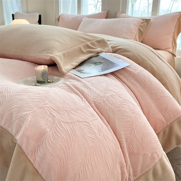 91家纺网 家纺一手货源 找家纺 （总）遇见家居生活馆 2025新款A类牛奶绒雕花四件套-羽飞舞