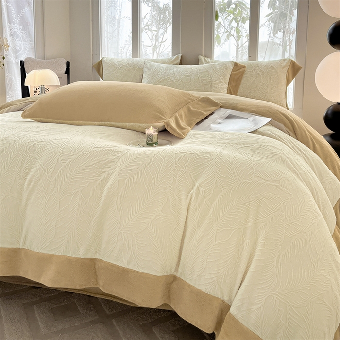 遇见家居生活馆 2025新款A类牛奶绒雕花四件套-羽飞舞 奶芋色+杏仁