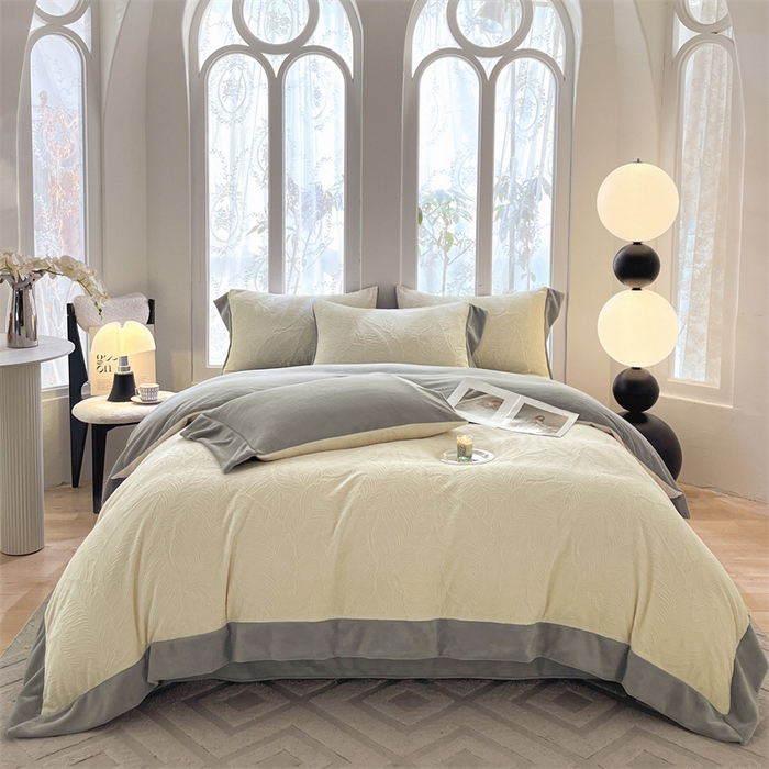 91家纺网 家纺一手货源 找家纺 遇见家居生活馆 2025新款A类牛奶绒雕花四件套-羽飞舞 奶芋色+经典灰