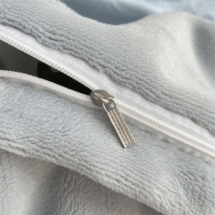 91家纺网 家纺一手货源 找家纺 遇见家居生活馆 2025新款A类牛奶绒雕花四件套-羽飞舞 婴儿蓝+星辰灰