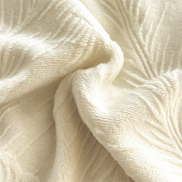 91家纺网 家纺一手货源 找家纺 遇见家居生活馆 2025新款A类牛奶绒雕花四件套-羽飞舞 奶芋色+经典灰