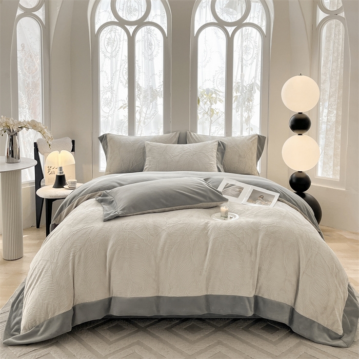 91家纺网 家纺一手货源 找家纺 遇见家居生活馆 2025新款A类牛奶绒雕花四件套-羽飞舞 香草灰+经典灰