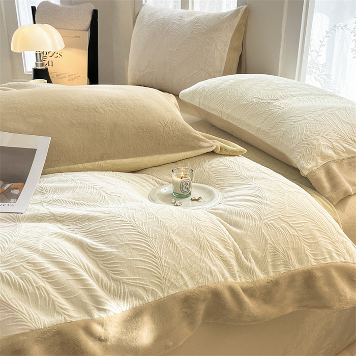 91家纺网 家纺一手货源 找家纺 遇见家居生活馆 2025新款A类牛奶绒雕花四件套-羽飞舞 奶芋色+杏仁