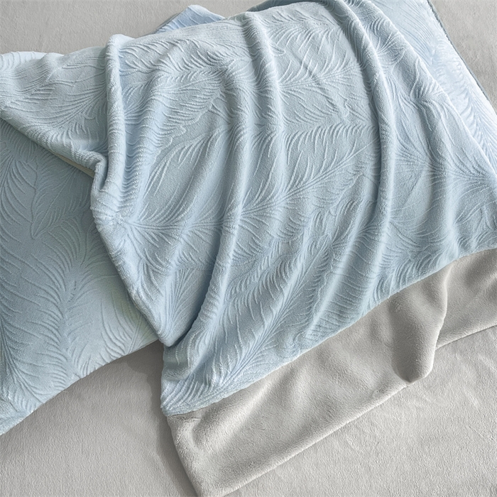 91家纺网 家纺一手货源 找家纺 遇见家居生活馆 2025新款A类牛奶绒雕花四件套-羽飞舞 婴儿蓝+星辰灰