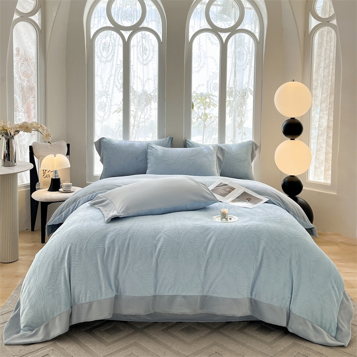 91家纺网 家纺一手货源 找家纺 遇见家居生活馆 2025新款A类牛奶绒雕花四件套-羽飞舞 婴儿蓝+星辰灰