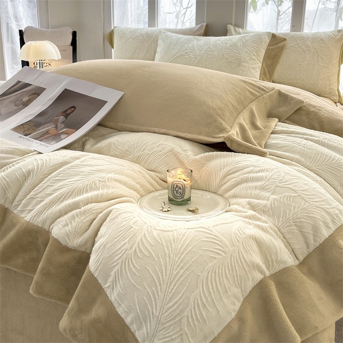 91家纺网 家纺一手货源 找家纺 遇见家居生活馆 2025新款A类牛奶绒雕花四件套-羽飞舞 奶芋色+杏仁