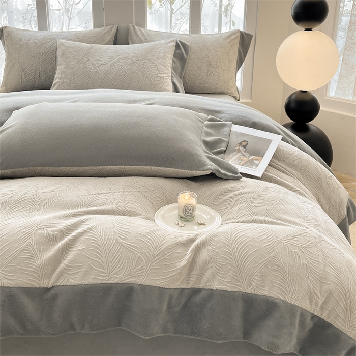 91家纺网 家纺一手货源 找家纺 遇见家居生活馆 2025新款A类牛奶绒雕花四件套-羽飞舞 香草灰+经典灰