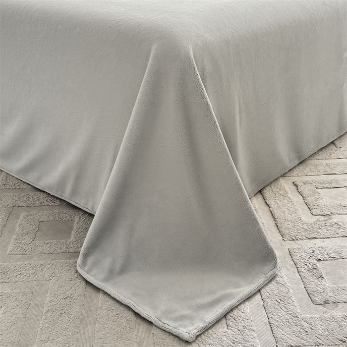 91家纺网 家纺一手货源 找家纺 遇见家居生活馆 2025新款A类牛奶绒雕花四件套-羽飞舞 香草灰+经典灰