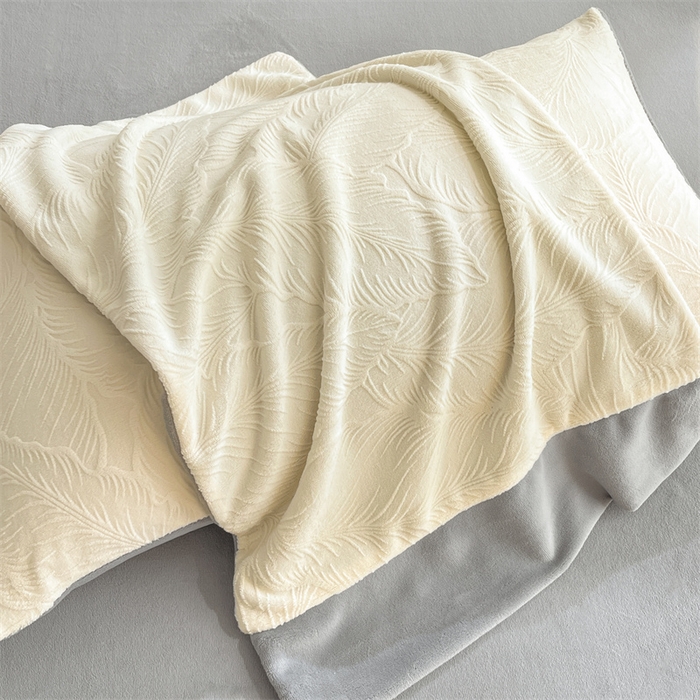 91家纺网 家纺一手货源 找家纺 遇见家居生活馆 2025新款A类牛奶绒雕花四件套-羽飞舞 奶芋色+经典灰