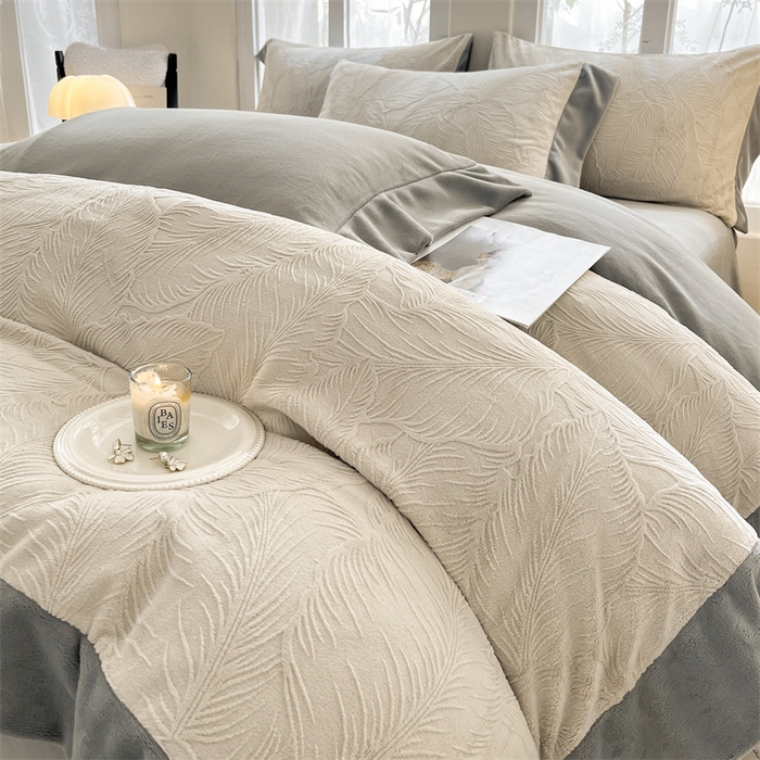 91家纺网 家纺一手货源 找家纺 遇见家居生活馆 2025新款A类牛奶绒雕花四件套-羽飞舞 香草灰+经典灰