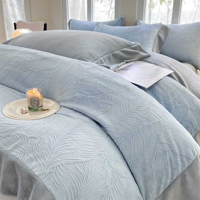 91家纺网 家纺一手货源 找家纺 遇见家居生活馆 2025新款A类牛奶绒雕花四件套-羽飞舞 婴儿蓝+星辰灰