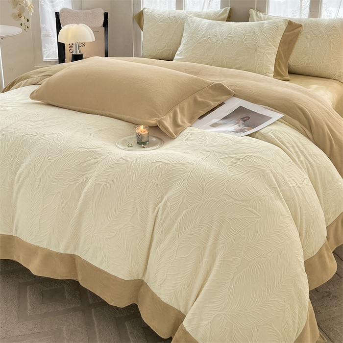 91家纺网 家纺一手货源 找家纺 遇见家居生活馆 2025新款A类牛奶绒雕花四件套-羽飞舞 奶芋色+杏仁