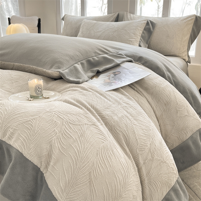 91家纺网 家纺一手货源 找家纺 遇见家居生活馆 2025新款A类牛奶绒雕花四件套-羽飞舞 香草灰+经典灰