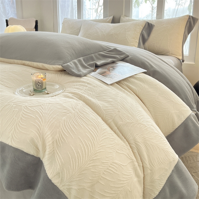 91家纺网 家纺一手货源 找家纺 遇见家居生活馆 2025新款A类牛奶绒雕花四件套-羽飞舞 奶芋色+经典灰