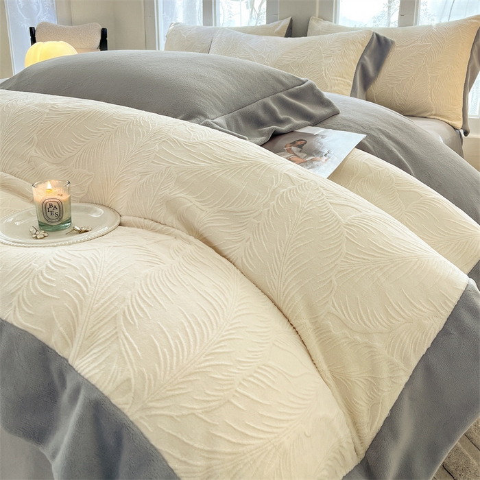 91家纺网 家纺一手货源 找家纺 遇见家居生活馆 2025新款A类牛奶绒雕花四件套-羽飞舞 奶芋色+经典灰