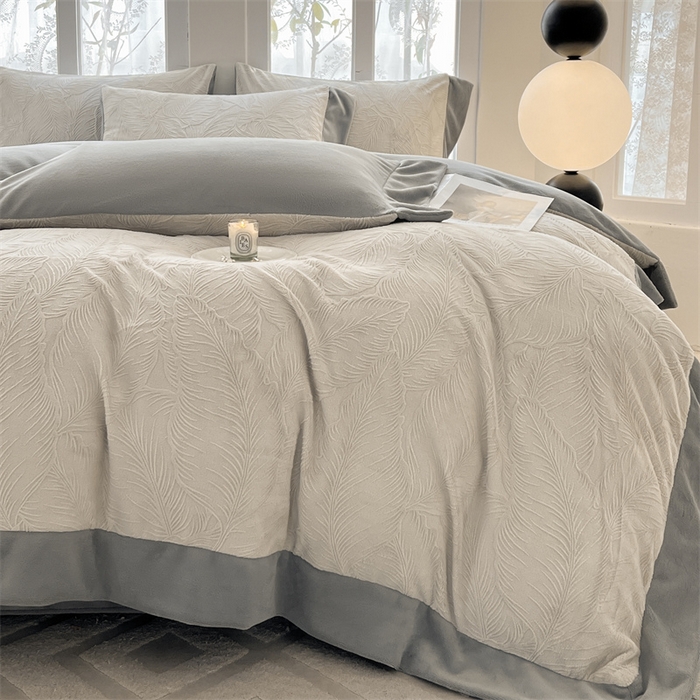 91家纺网 家纺一手货源 找家纺 遇见家居生活馆 2025新款A类牛奶绒雕花四件套-羽飞舞 香草灰+经典灰