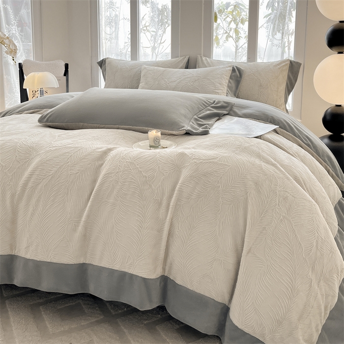 91家纺网 家纺一手货源 找家纺 遇见家居生活馆 2025新款A类牛奶绒雕花四件套-羽飞舞 香草灰+经典灰