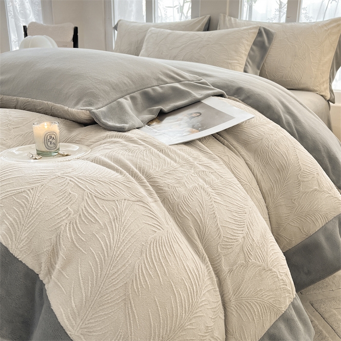 91家纺网 家纺一手货源 找家纺 遇见家居生活馆 2025新款A类牛奶绒雕花四件套-羽飞舞 香草灰+经典灰