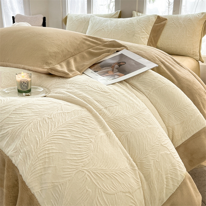 91家纺网 家纺一手货源 找家纺 遇见家居生活馆 2025新款A类牛奶绒雕花四件套-羽飞舞 奶芋色+杏仁