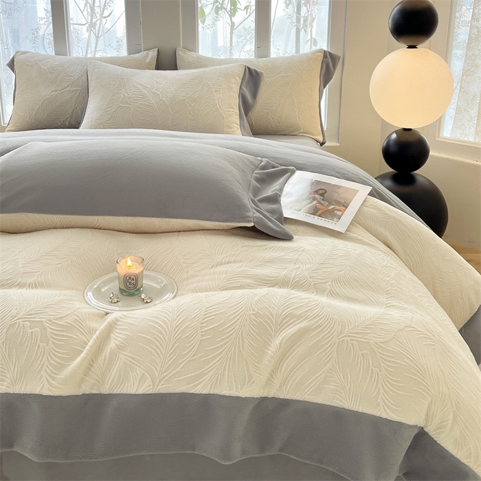 91家纺网 家纺一手货源 找家纺 遇见家居生活馆 2025新款A类牛奶绒雕花四件套-羽飞舞 奶芋色+经典灰