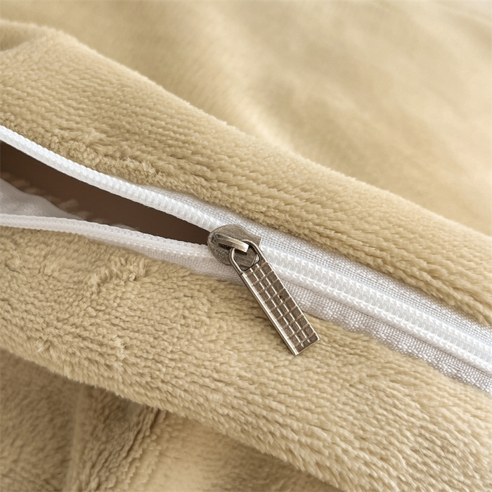 91家纺网 家纺一手货源 找家纺 遇见家居生活馆 2025新款A类牛奶绒雕花四件套-羽飞舞 奶芋色+杏仁