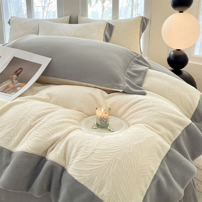 91家纺网 家纺一手货源 找家纺 遇见家居生活馆 2025新款A类牛奶绒雕花四件套-羽飞舞 奶芋色+经典灰