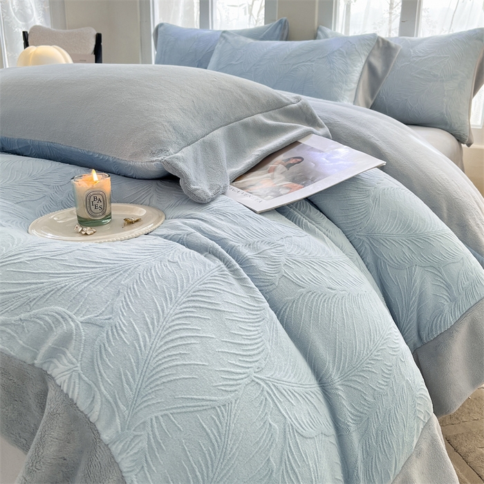 91家纺网 家纺一手货源 找家纺 遇见家居生活馆 2025新款A类牛奶绒雕花四件套-羽飞舞 婴儿蓝+星辰灰