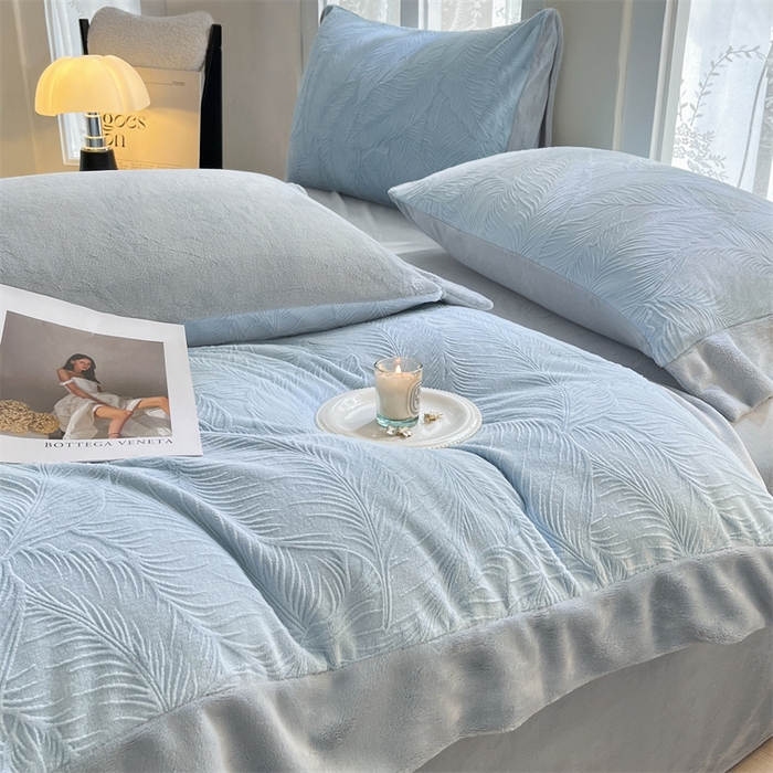 91家纺网 家纺一手货源 找家纺 遇见家居生活馆 2025新款A类牛奶绒雕花四件套-羽飞舞 婴儿蓝+星辰灰