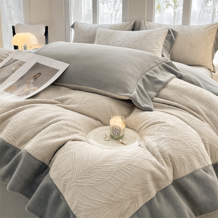 91家纺网 家纺一手货源 找家纺 遇见家居生活馆 2025新款A类牛奶绒雕花四件套-羽飞舞 香草灰+经典灰