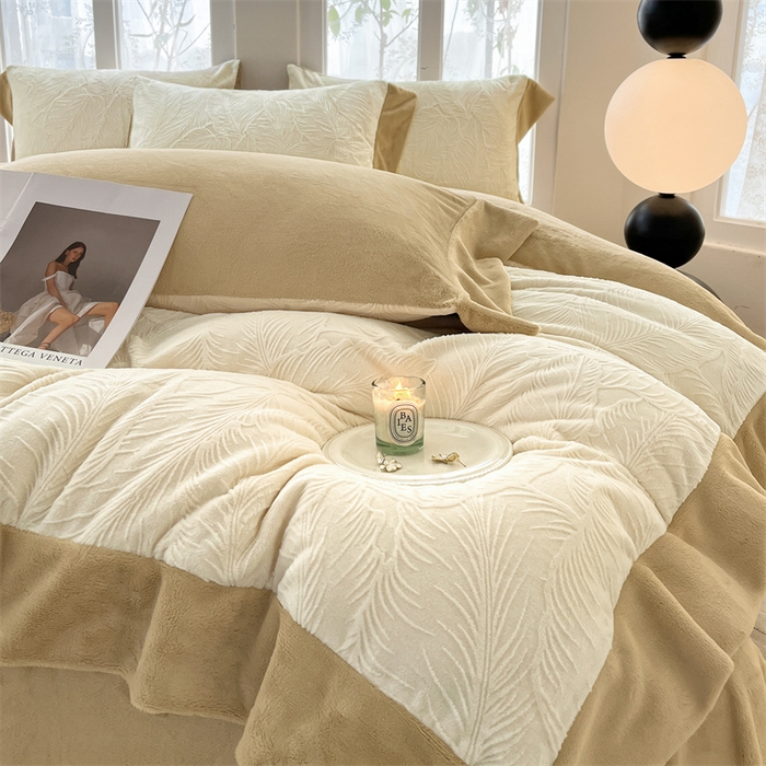 91家纺网 家纺一手货源 找家纺 遇见家居生活馆 2025新款A类牛奶绒雕花四件套-羽飞舞 奶芋色+杏仁