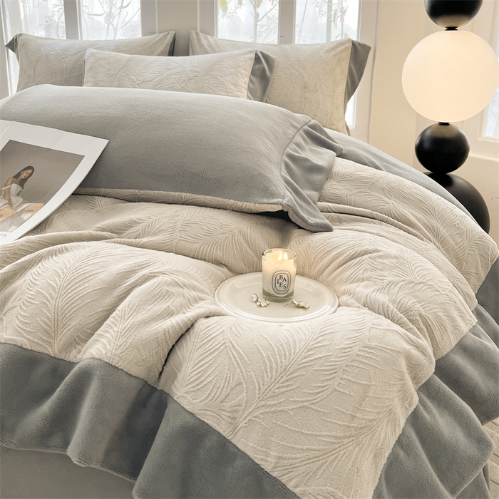 91家纺网 家纺一手货源 找家纺 遇见家居生活馆 2025新款A类牛奶绒雕花四件套-羽飞舞 香草灰+经典灰