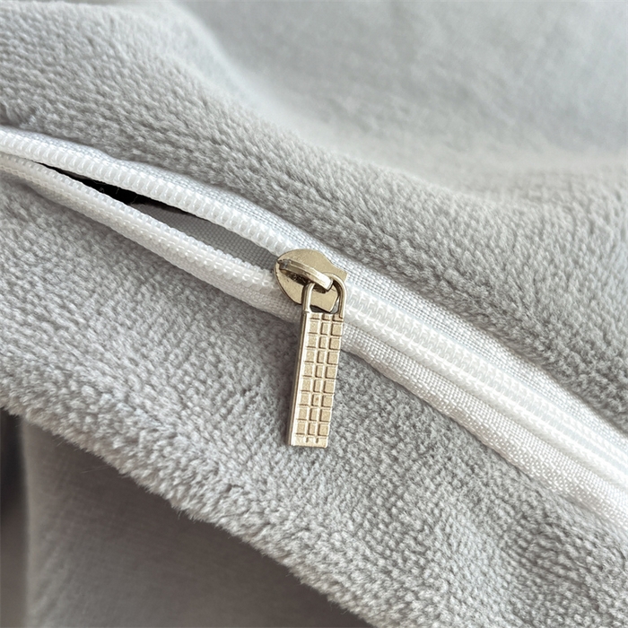 91家纺网 家纺一手货源 找家纺 遇见家居生活馆 2025新款A类牛奶绒雕花四件套-羽飞舞 奶芋色+经典灰