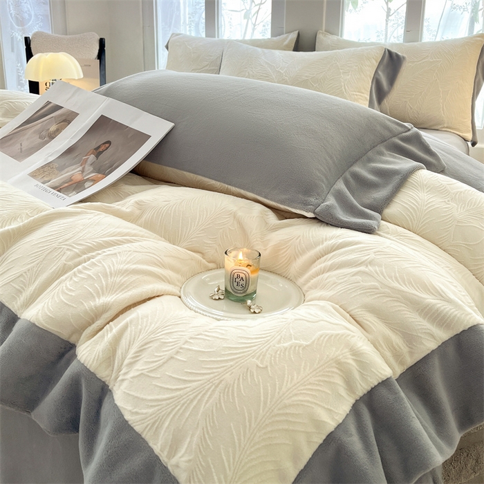 91家纺网 家纺一手货源 找家纺 遇见家居生活馆 2025新款A类牛奶绒雕花四件套-羽飞舞 奶芋色+经典灰