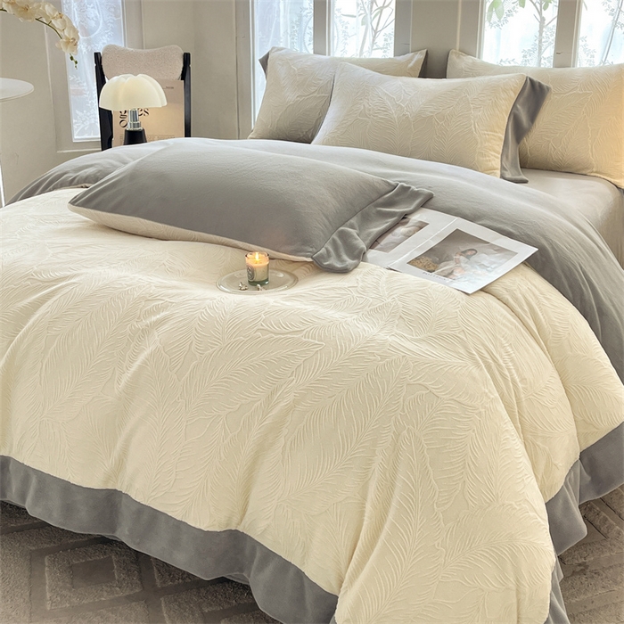 91家纺网 家纺一手货源 找家纺 遇见家居生活馆 2025新款A类牛奶绒雕花四件套-羽飞舞 奶芋色+经典灰