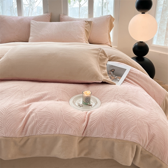 91家纺网 家纺一手货源 找家纺 遇见家居生活馆 2025新款A类牛奶绒雕花四件套-羽飞舞 卡诺粉+香槟