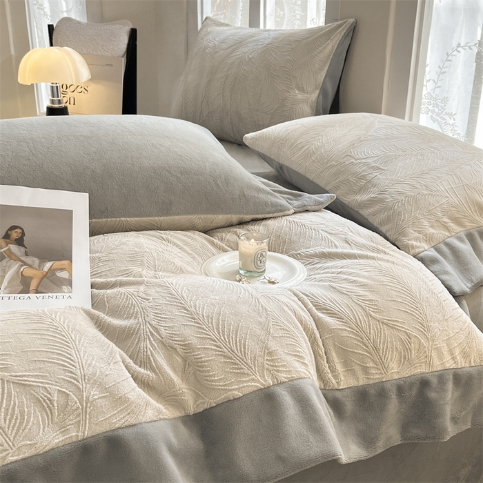 91家纺网 家纺一手货源 找家纺 遇见家居生活馆 2025新款A类牛奶绒雕花四件套-羽飞舞 香草灰+经典灰