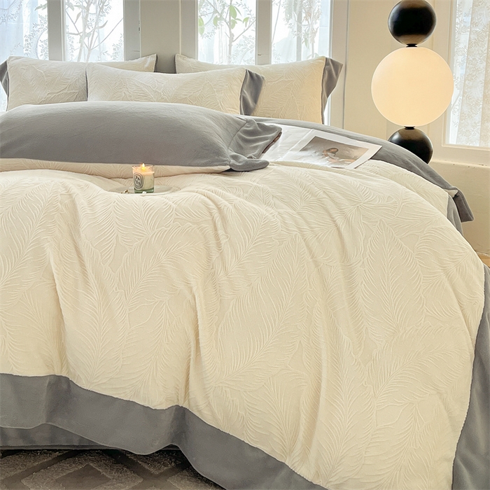 91家纺网 家纺一手货源 找家纺 遇见家居生活馆 2025新款A类牛奶绒雕花四件套-羽飞舞 奶芋色+经典灰