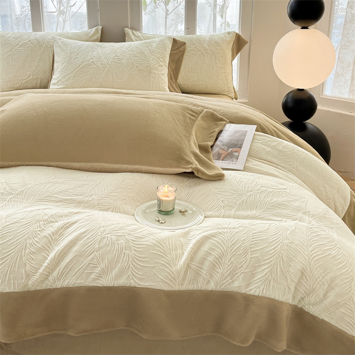 91家纺网 家纺一手货源 找家纺 遇见家居生活馆 2025新款A类牛奶绒雕花四件套-羽飞舞 奶芋色+杏仁